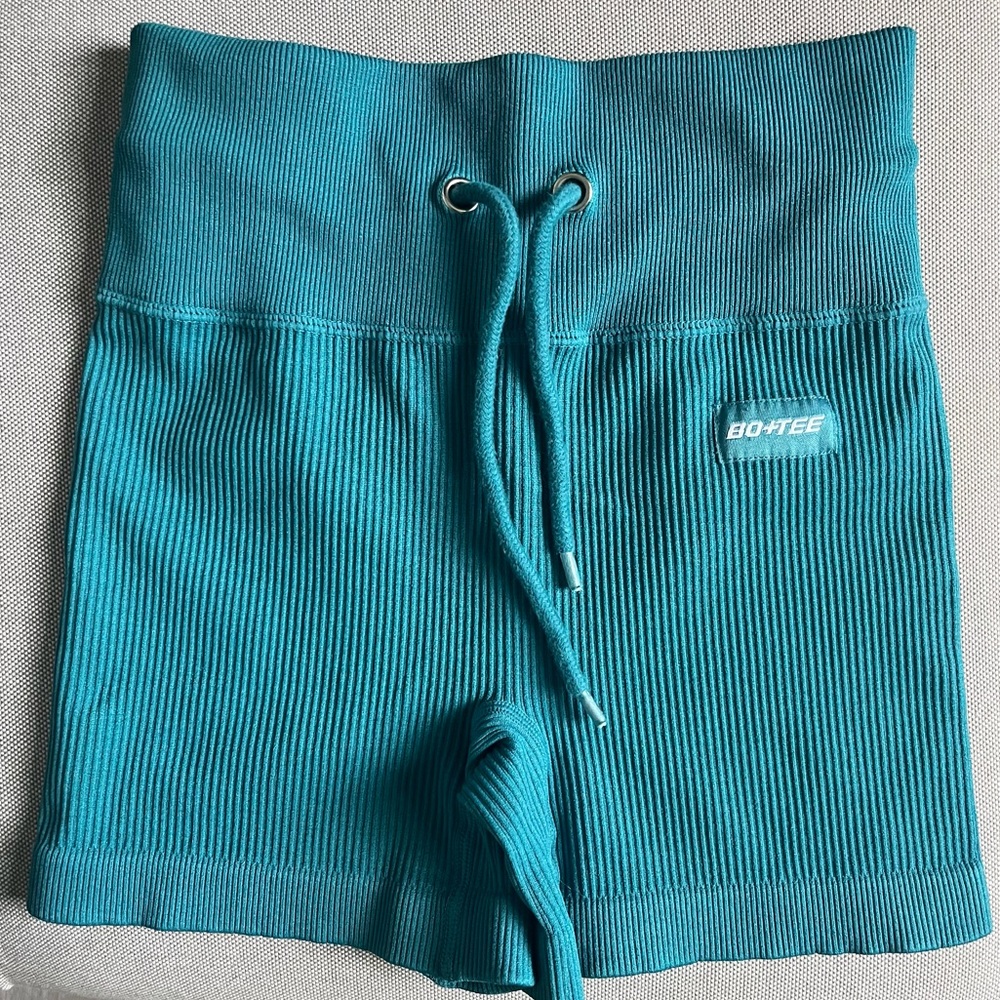 Bo + Tee ribbed shorts